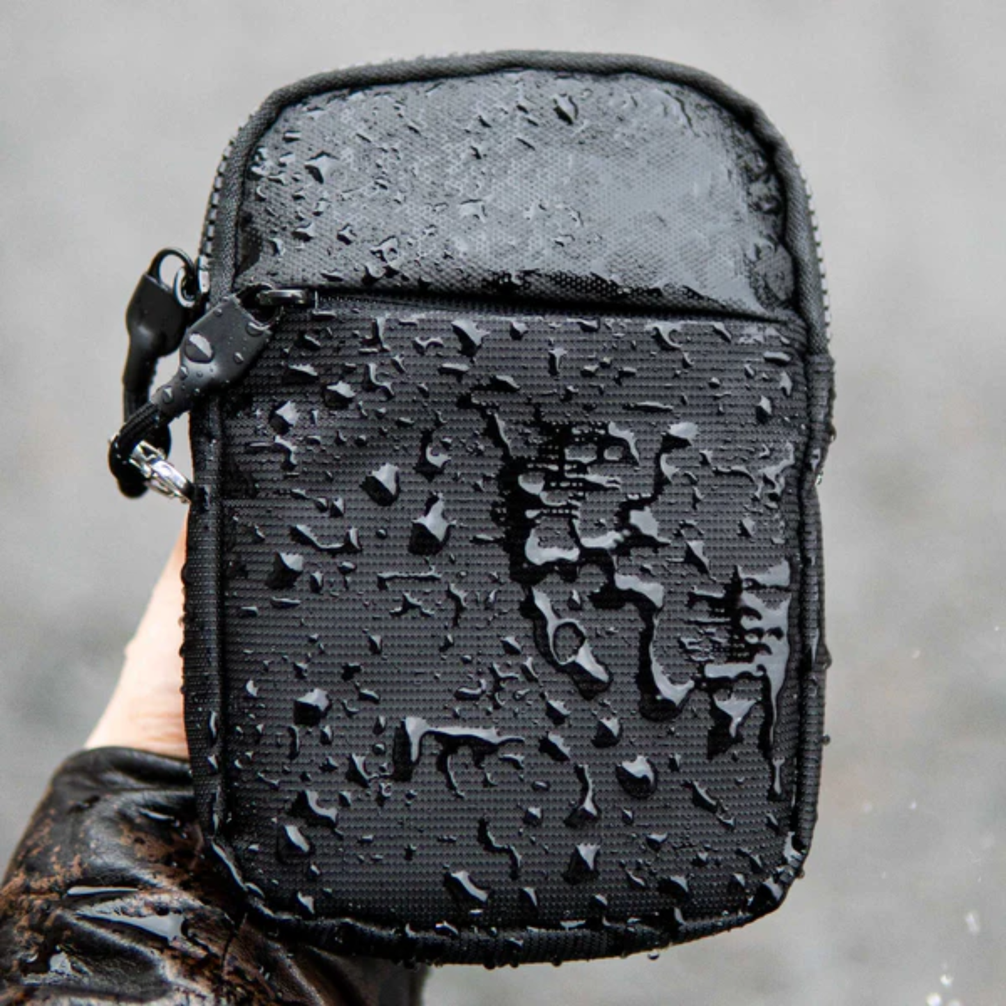 Rese-slinga® | Bär med dig det viktigaste hela dagen med handsfree-säkerhet.