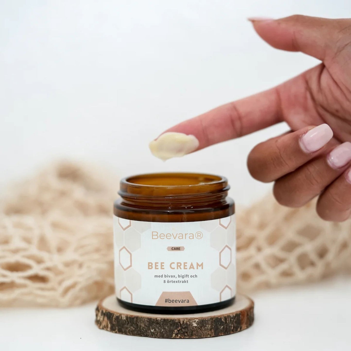 Beevara® | Minskar synligt celluliter. På ett naturligt sätt. Med bigift.